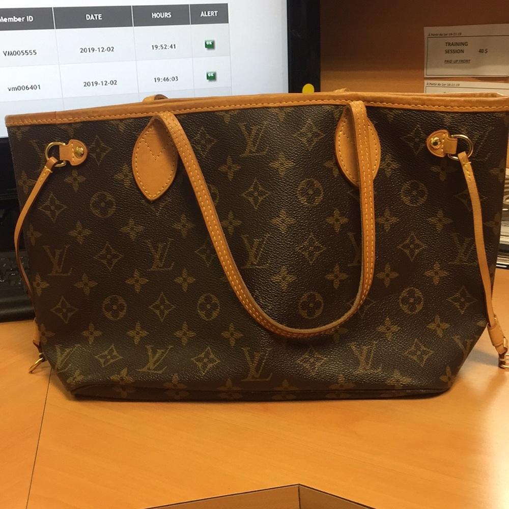 This authentic Louis Vuitton neverfull MM